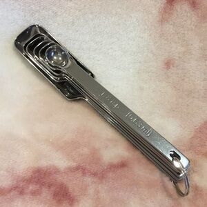 Modern Streamlined Measuring Spoon Set NWT Unbranded Stainless Steel. 6.5”x 1”